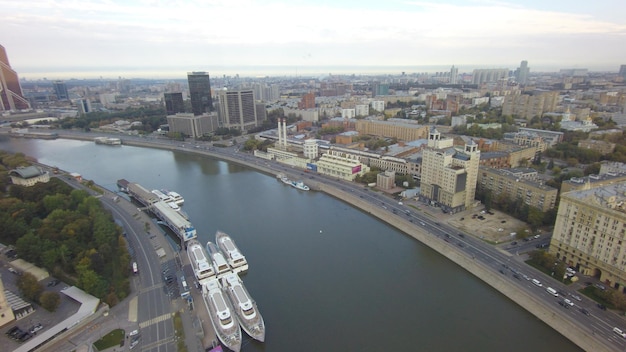 Hooghoekbeeld van rivier en gebouwen tegen de lucht in de stad