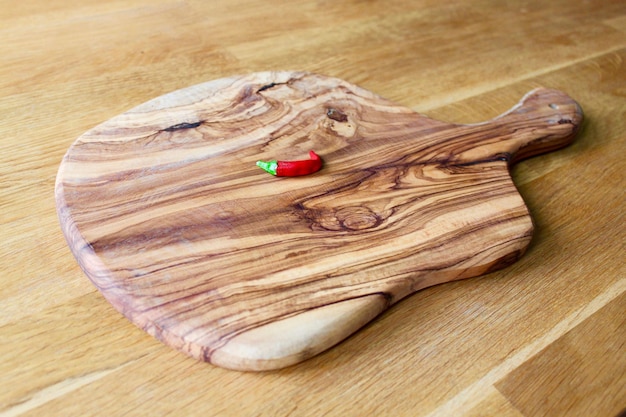 Hooghoekbeeld van rode chili op de snijplank