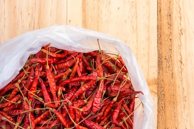 Hooghoekbeeld van rode chili peper op hout