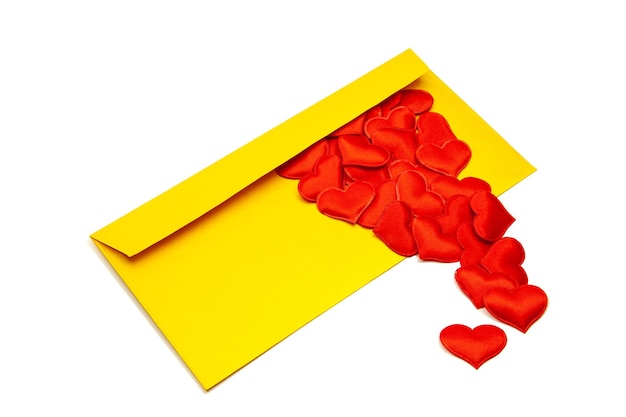 Foto hooghoekbeeld van rode hartvorm en envelop op witte achtergrond