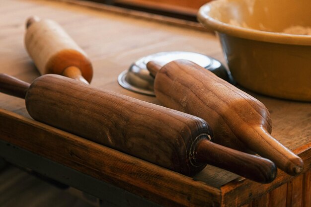 Foto hooghoekbeeld van rollende pinnen op tafel in een bakkerij