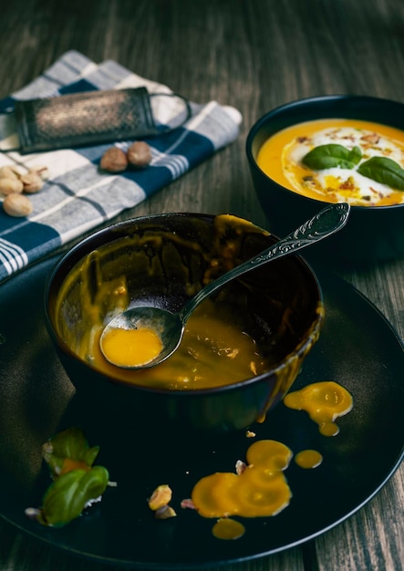 Hooghoekbeeld van rommelige schaal en bord op tafel