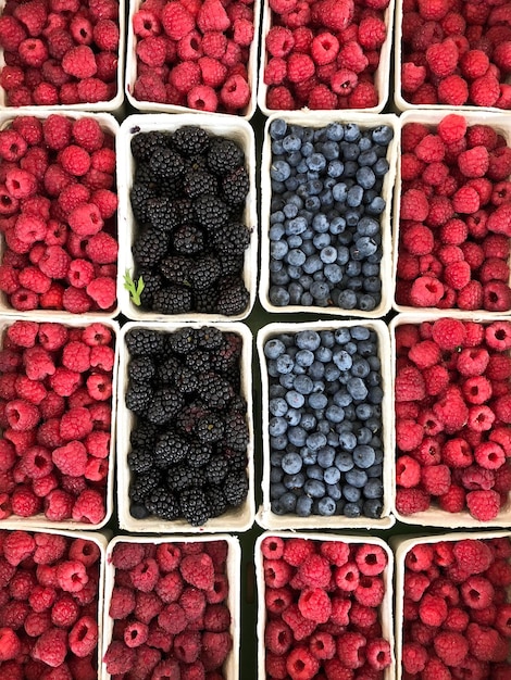 Hooghoekbeeld van rood te koop op de markt