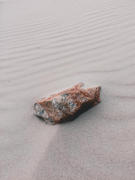 Foto hooghoekbeeld van rots op het strand