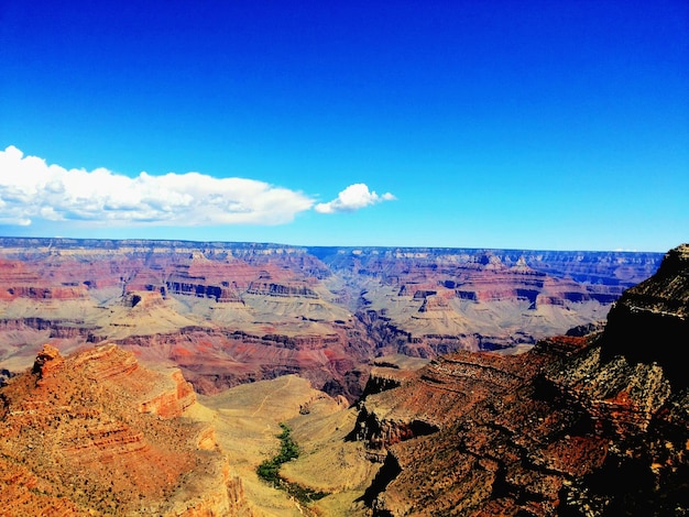 Foto hooghoekbeeld van rotsachtige bergen tegen de blauwe hemel in het grand canyon national park