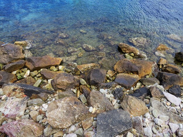 Foto hooghoekbeeld van rotsen aan de oever van de rivier