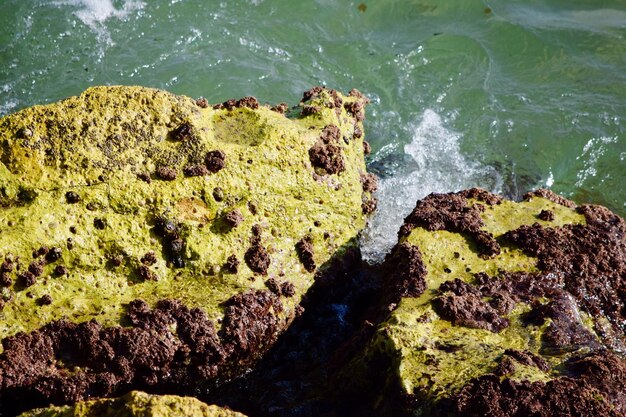 Foto hooghoekbeeld van rotsen in de zee