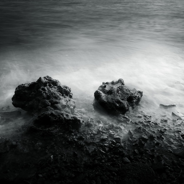 Hooghoekbeeld van rotsen op het strand