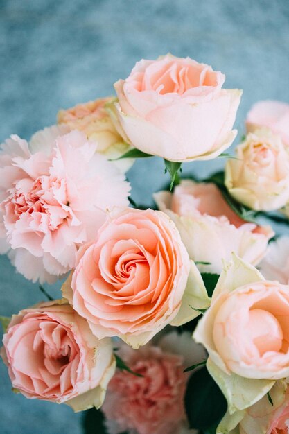 Hooghoekbeeld van rozen en anjerbloemen in een vaas