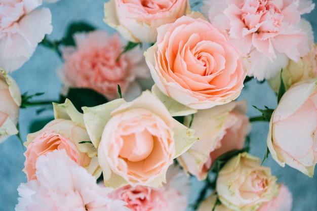 Hooghoekbeeld van rozen en anjerbloemen in een vaas