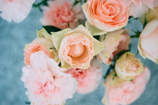 Hooghoekbeeld van rozen en carnationbloemen in een vaas