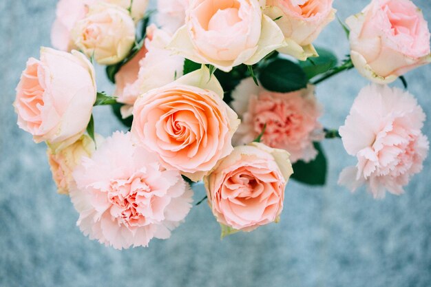 Hooghoekbeeld van rozen en carnationbloemen in een vaas