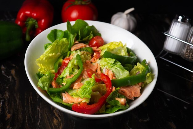 Hooghoekbeeld van salade in een schaal op tafel
