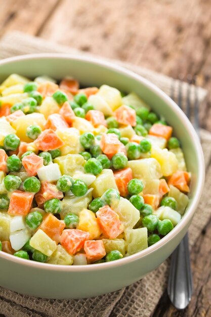 Foto hooghoekbeeld van salade in een schaal op tafel