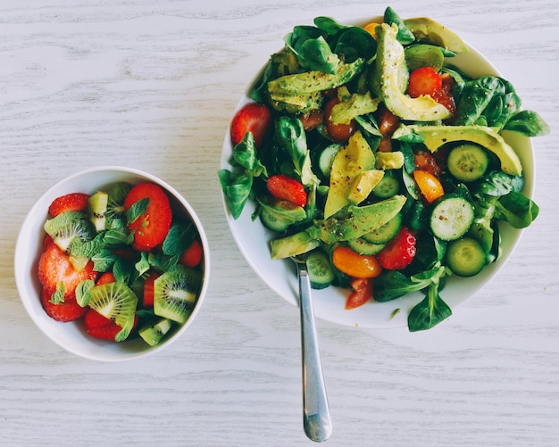 Hooghoekbeeld van salade in een schaal op tafel