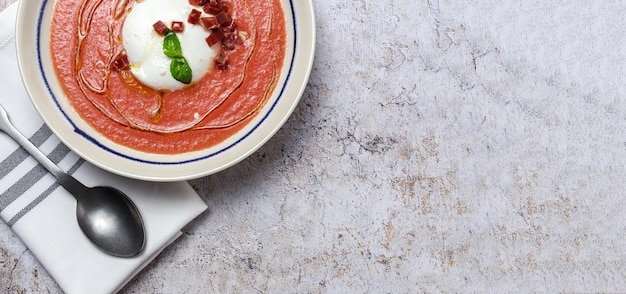 Hooghoekbeeld van salade in een schaal op tafel