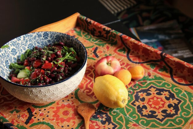 Foto hooghoekbeeld van salade in een schaal op tafel