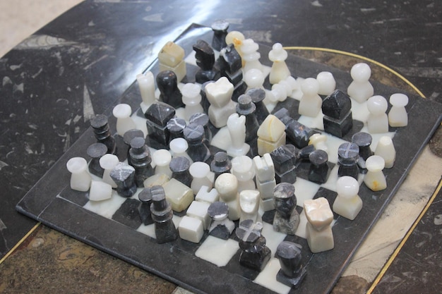 Foto hooghoekbeeld van schaak op tafel