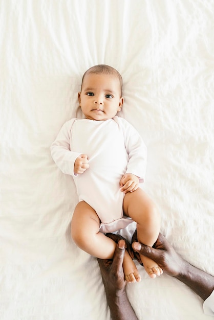 Hooghoekbeeld van schattige baby op bed thuis