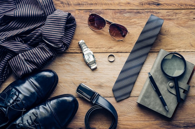 Hooghoekbeeld van schoenen met verschillende voorwerpen op tafel