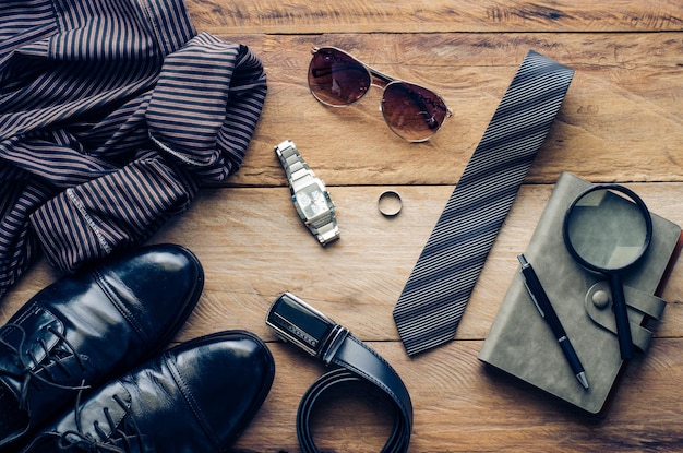 Foto hooghoekbeeld van schoenen met verschillende voorwerpen op tafel