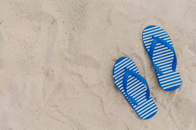 Foto hooghoekbeeld van schoenen op het zand