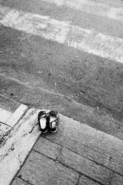 Foto hooghoekbeeld van schoenen op straat