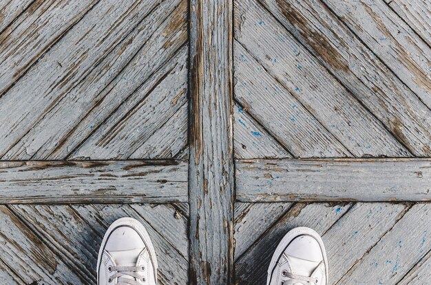 Hooghoekbeeld van schoenen op tafel