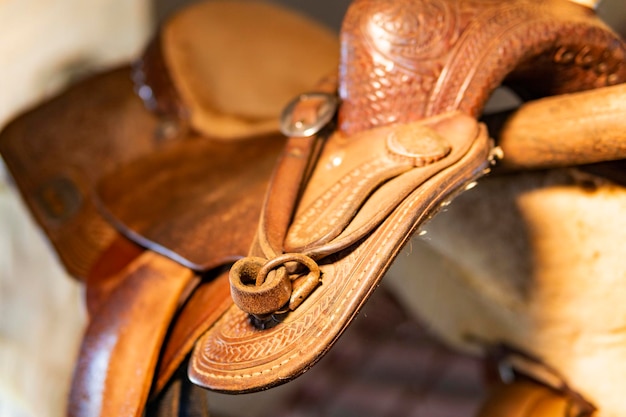 Hooghoekbeeld van schoenen op tafel