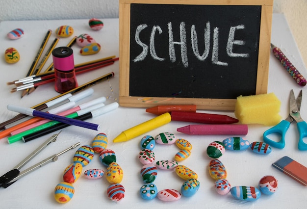 Foto hooghoekbeeld van schoolbenodigdheden op tafel