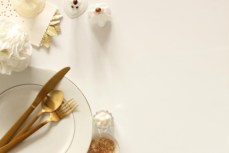 Foto hooghoekbeeld van sieraden met beeldjes en bloemen op tafel