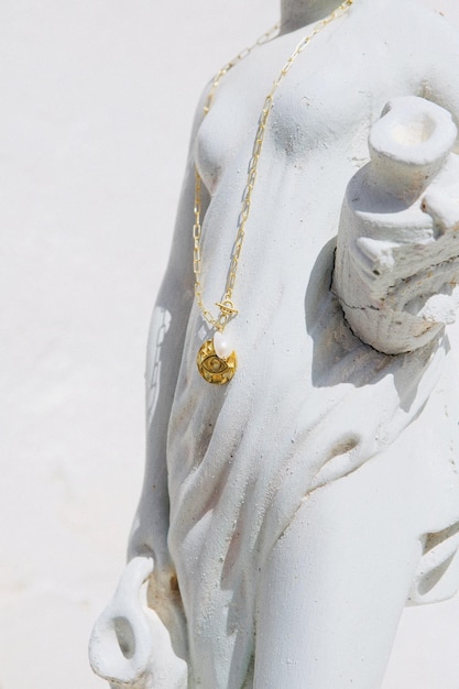 Hooghoekbeeld van sieraden tegenover het standbeeld