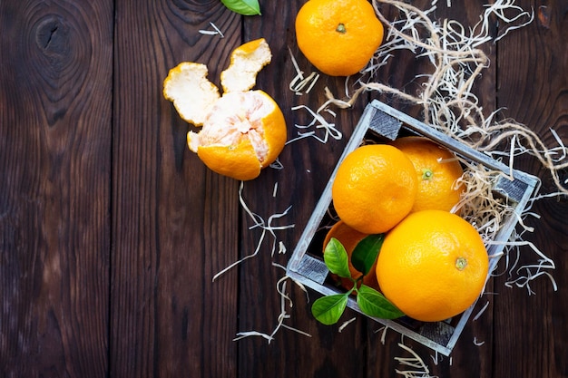 Hooghoekbeeld van sinaasappels op tafel