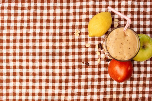 Hooghoekbeeld van sinaasappels op tafel