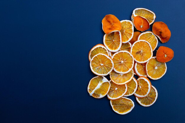 Foto hooghoekbeeld van sinaasappels tegen een blauwe achtergrond