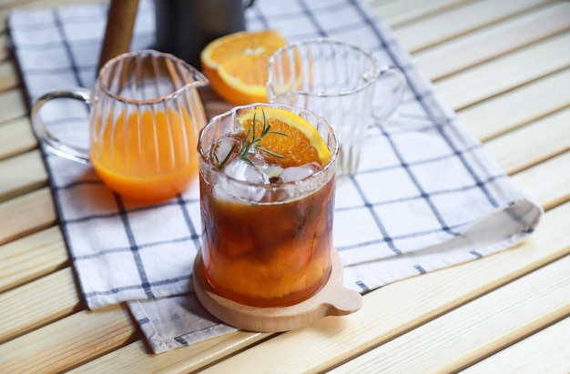 Hooghoekbeeld van sinaasappelsap in een glas op tafel