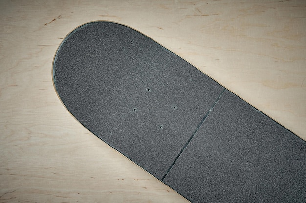 Foto hooghoekbeeld van skateboard op tafel