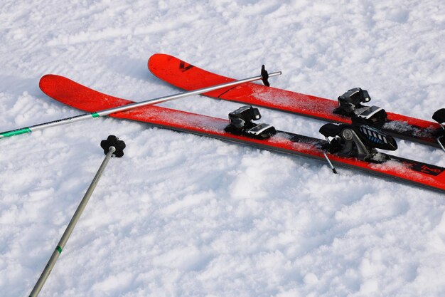 Foto hooghoekbeeld van ski's op sneeuw