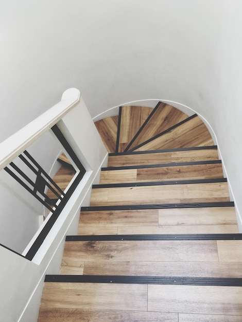 Hooghoekbeeld van smalle trappen