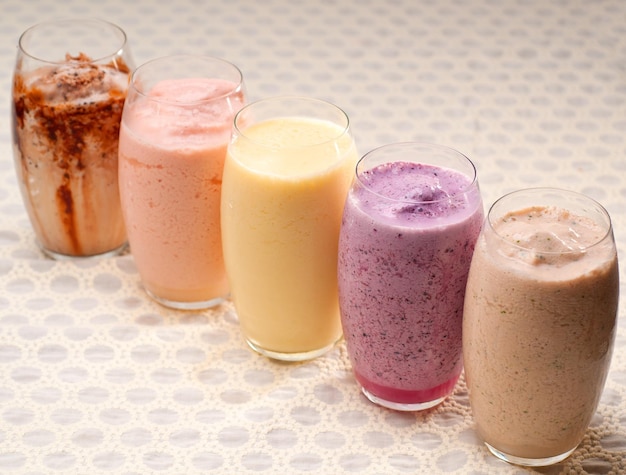Hooghoekbeeld van smoothie in glazen op tafel