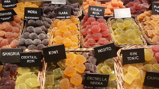 Hooghoekbeeld van snoep voor verkoop op de markt