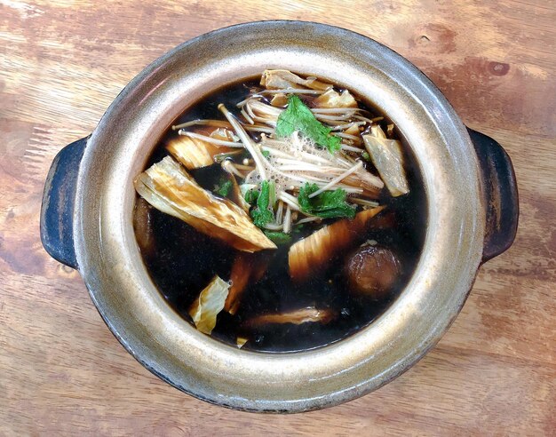 Hooghoekbeeld van soep in een kom op tafel