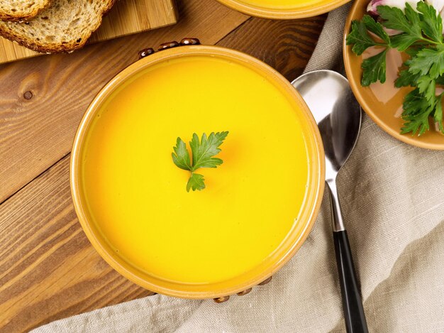 Hooghoekbeeld van soep in een kom op tafel