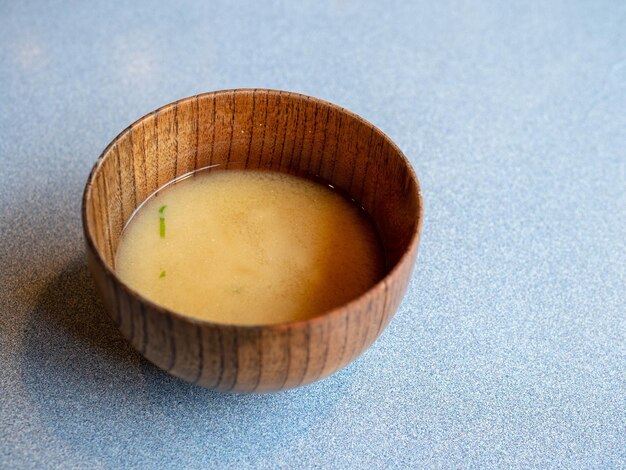 Foto hooghoekbeeld van soep in een kom op tafel