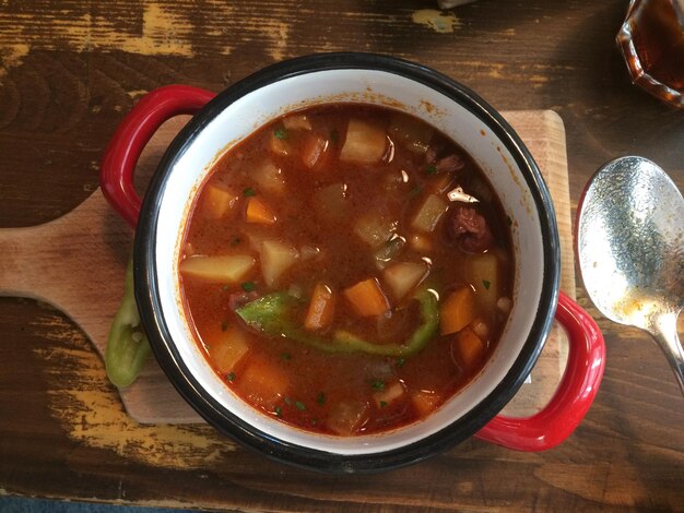 Foto hooghoekbeeld van soep in een kom op tafel