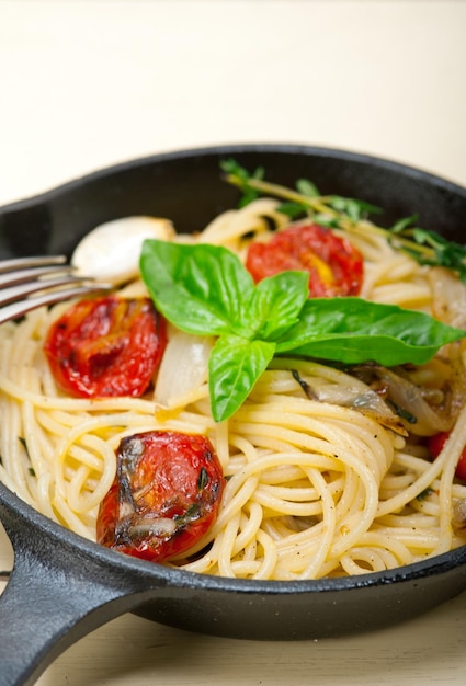 Hooghoekbeeld van spaghetti bij het bakken op een witte achtergrond