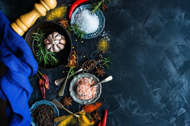 Hooghoekbeeld van specerijen en seasonings op tafel