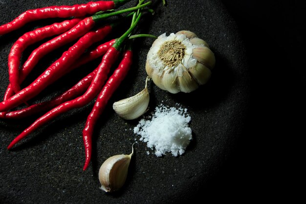 Foto hooghoekbeeld van specerijen op tafel