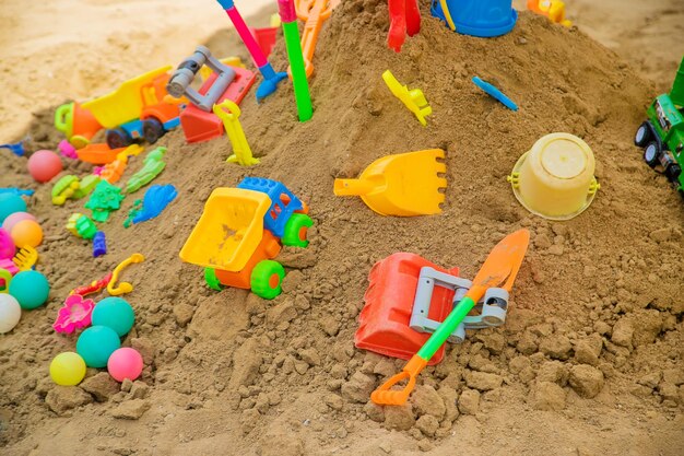 Foto hooghoekbeeld van speelgoed op het strand