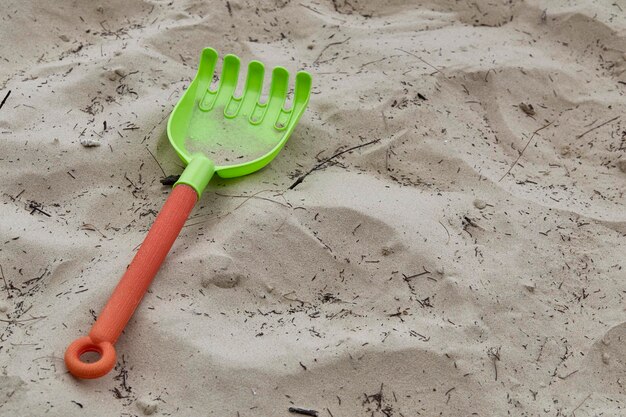 Foto hooghoekbeeld van speelgoed op het zand op het strand